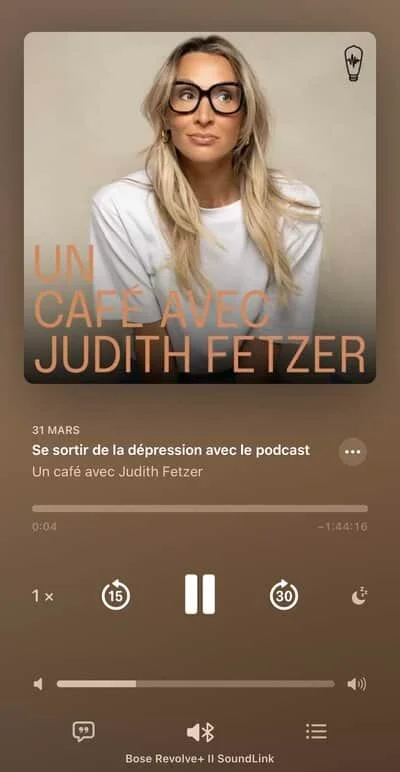 Visuel du podcast « Un café avec Judith Fetzer » avec portrait de Judith Fetzer portant un chandail blanc et des lunettes, accompagné du titre de l’épisode « Se sortir de la dépression avec le podcast »